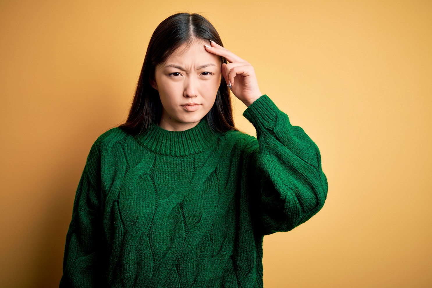 亞洲人較慢出皺紋原因1:亞洲女性大概11－15歲才開始發育，到了18－20歲才到頂峰，25歲後才開始緩慢地老化，至少到35歲後才開始有老態。所以發育得早，也會提早老化。而一般亞洲女性過了35歲後，皺紋便開始慢慢出現，先是淚溝及法令紋，到了40歲後，到兩頰凹陷時，更會令法令紋深。到了50歲面頰不再飽滿，法令紋深而礙眼，讓面容看起來更加嚴重蒼老，更分分鐘有頸紋問題。