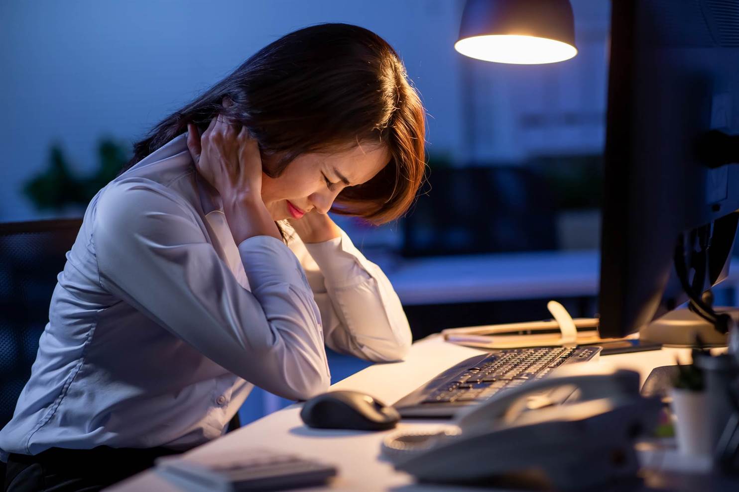 用家實證 躺著就能燃脂24% 一天9小時坐在office，嚴重缺乏運動又有大肚腩的人堪憂了！那Gestalt 8究竟與普通肌肉鍛練機器有甚麼分別，可以針對性幫助沒時間去運動的人？  Monica詳答：「市面上一般的肌肉鍛練機器只影響到比較淺層的地方，但Gestalt 8可以發出微電流神經頻訊號，利用貼在身上各部位、包括淋巴位置的36塊貼片，每次傳送持續8秒的頻波刺激，透過觸發肌肉持續收縮，製造一種訊息給大腦使其調節身體的荷爾蒙平衡，從而控制食慾，亦因為會刺激淋巴位置所以亦能同時排毒。這8秒的頻波刺激能達至144種運動效果強度，用家實證在進行一個療程（6次）後，內脂有顯著減少，更消減高達24%。」